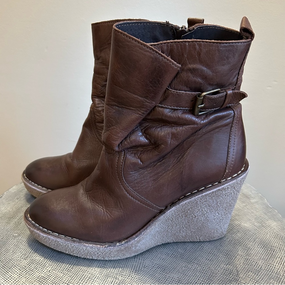 Buffalo London ~Platform Gum Sole Wedge Brown Leather Booties in size 40/ 9 Y2K